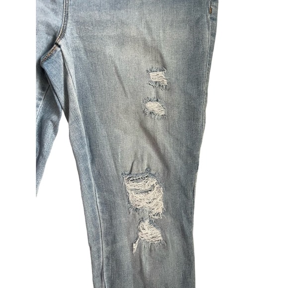 Chicco’s Platinum Crop Embroidered & Distressed Jeans Size 4 - Picture 10 of 14